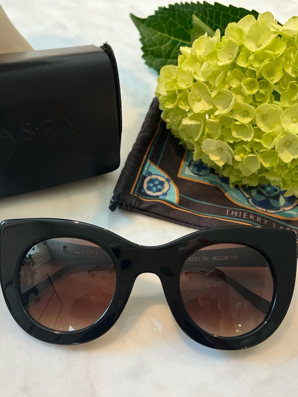 THIERRY LASRY Black Cat-Eye Sunglasses with Brown Gradient Lenses